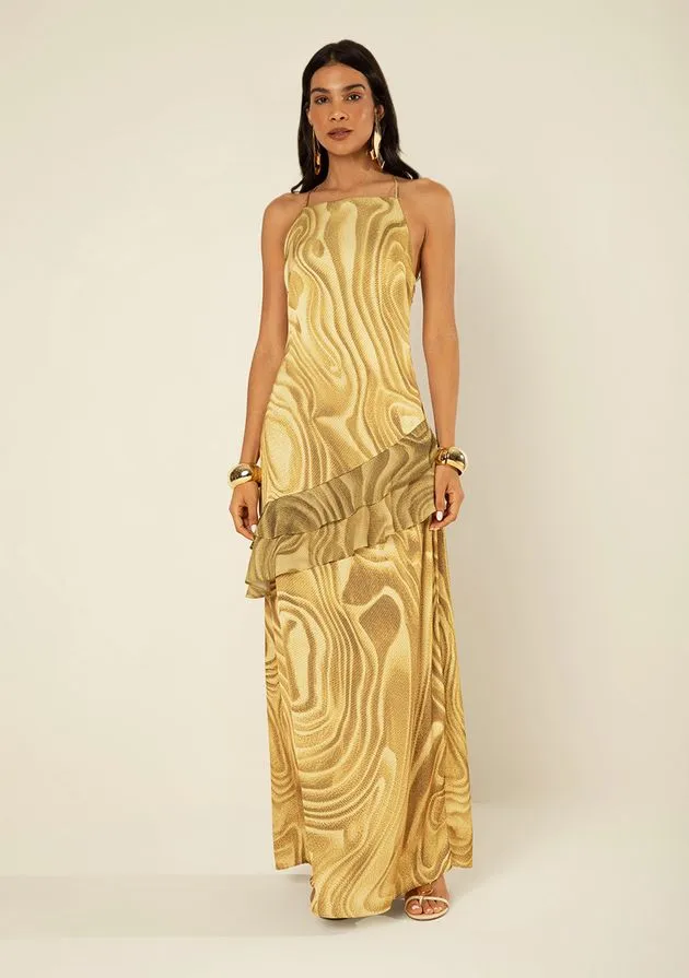 Modelo usando vestido longo de alças com estampa ondulada dourada e babado