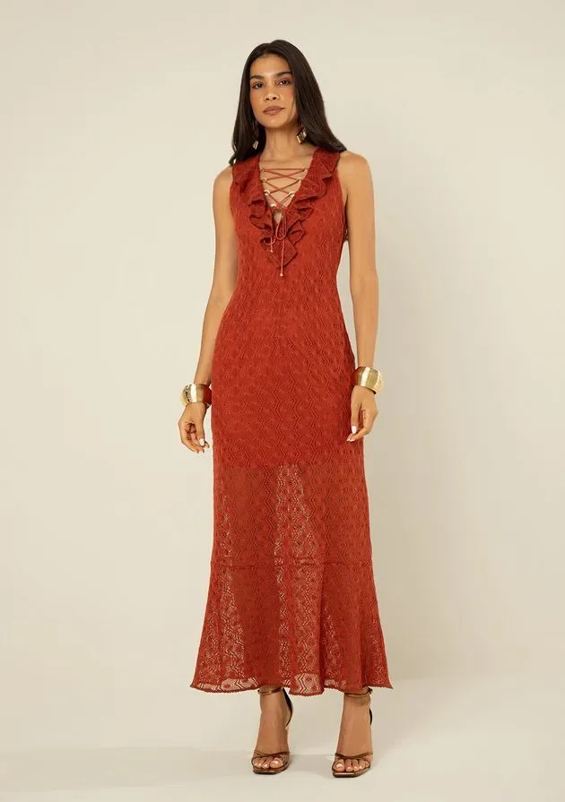 Frente do vestido longo terracota rendado com decote de amarração e babado