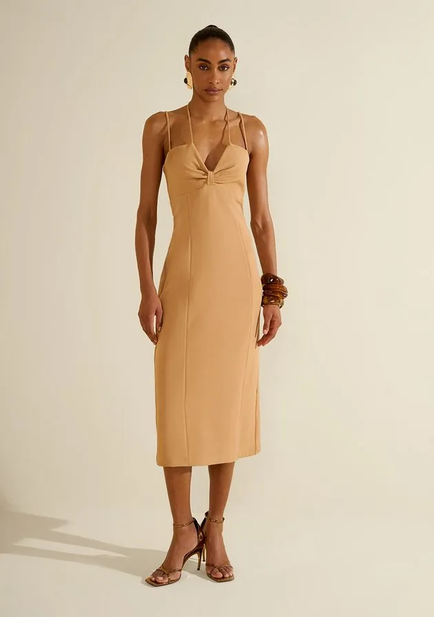 Modelo usando vestido midi de alças em tom areia com franzido no decote
