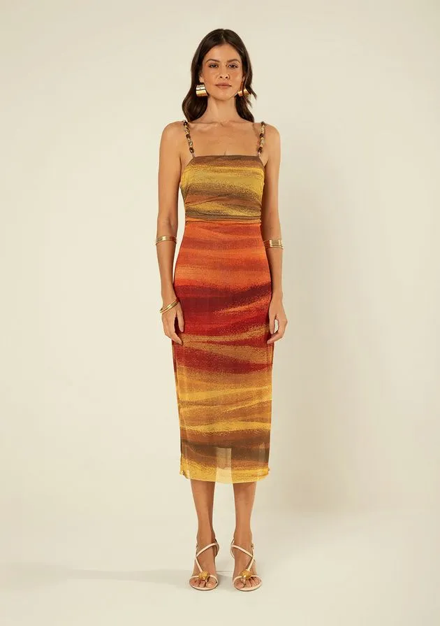 Frente do vestido midi de alças com estampa degradê em tons terrosos